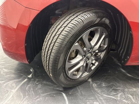 Used 2020 Toyota Yaris L image 29