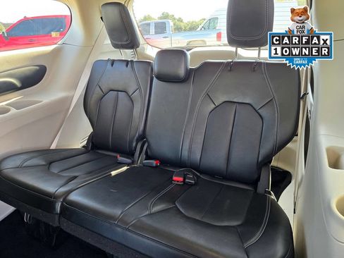 Used 2024 Chrysler Pacifica Touring-L FWD image 12