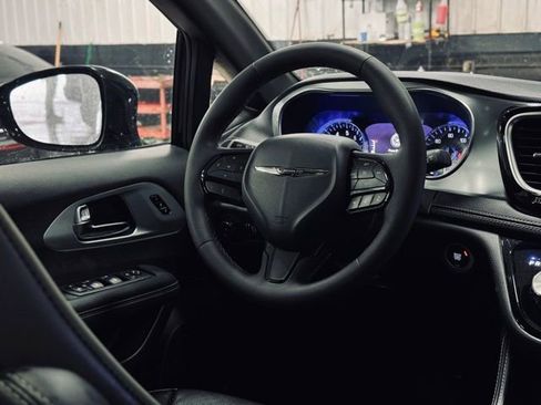 Certified 2025 Chrysler Pacifica Limited image 31