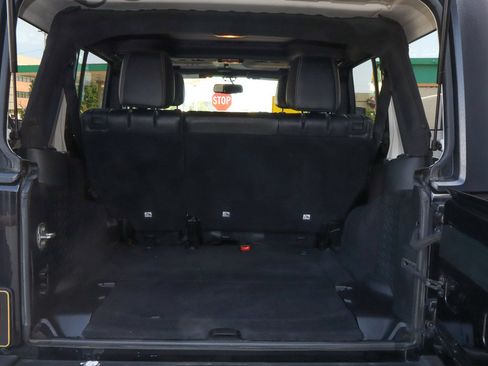 Used 2018 Jeep Wrangler Unlimited Rubicon w/ Connectivity Group AWD/4WD image 10