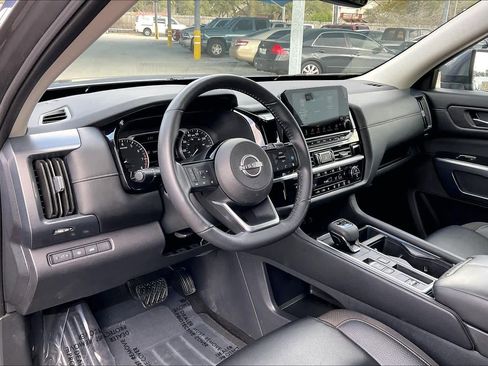 Used 2025 Nissan Pathfinder SL image 18