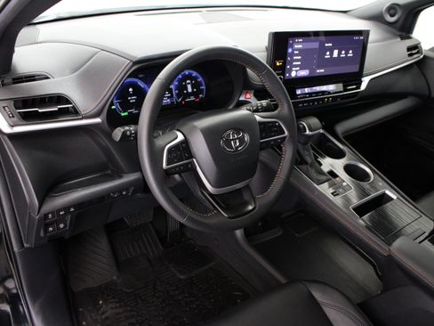 Certified 2025 Toyota Sienna XLE Woodland Edition AWD/4WD image 13