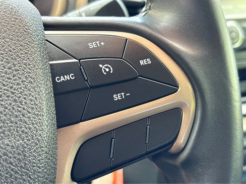 Used 2018 Jeep Cherokee Latitude w/ Altitude Package FWD image 10