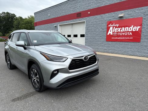 Used 2024 Toyota Highlander XLE AWD/4WD image 1