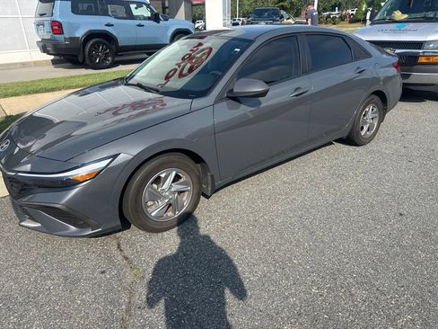 Used 2024 Hyundai Elantra SE FWD image 4