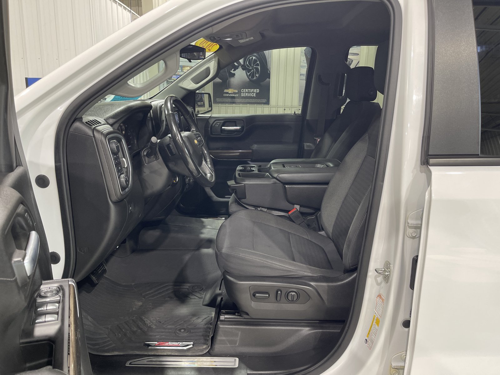 Used 2020 Chevrolet Silverado 1500 LT w/ Convenience Package AWD/4WD image 2