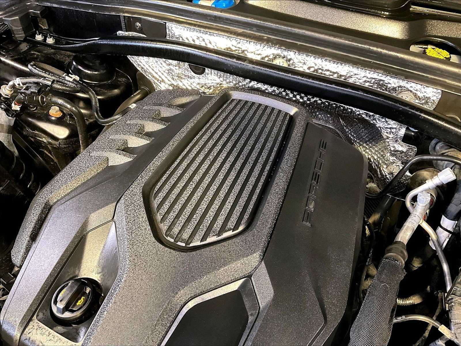 Certified 2022 Porsche Macan AWD/4WD image 33