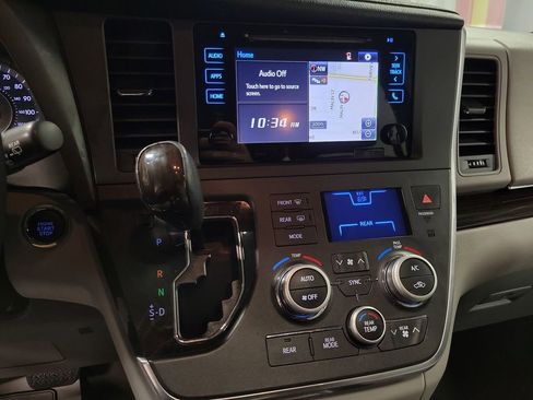 Used 2017 Toyota Sienna XLE Premium image 14