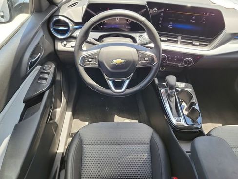 Certified 2025 Chevrolet Trax LT w/ LT Convenience Package FWD image 14