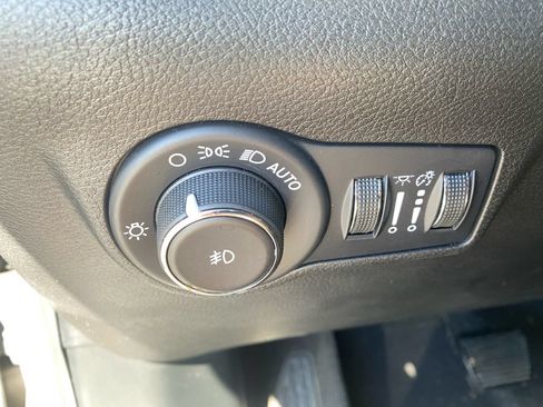 Used 2024 Jeep Compass Latitude w/ Convenience Group AWD/4WD image 21
