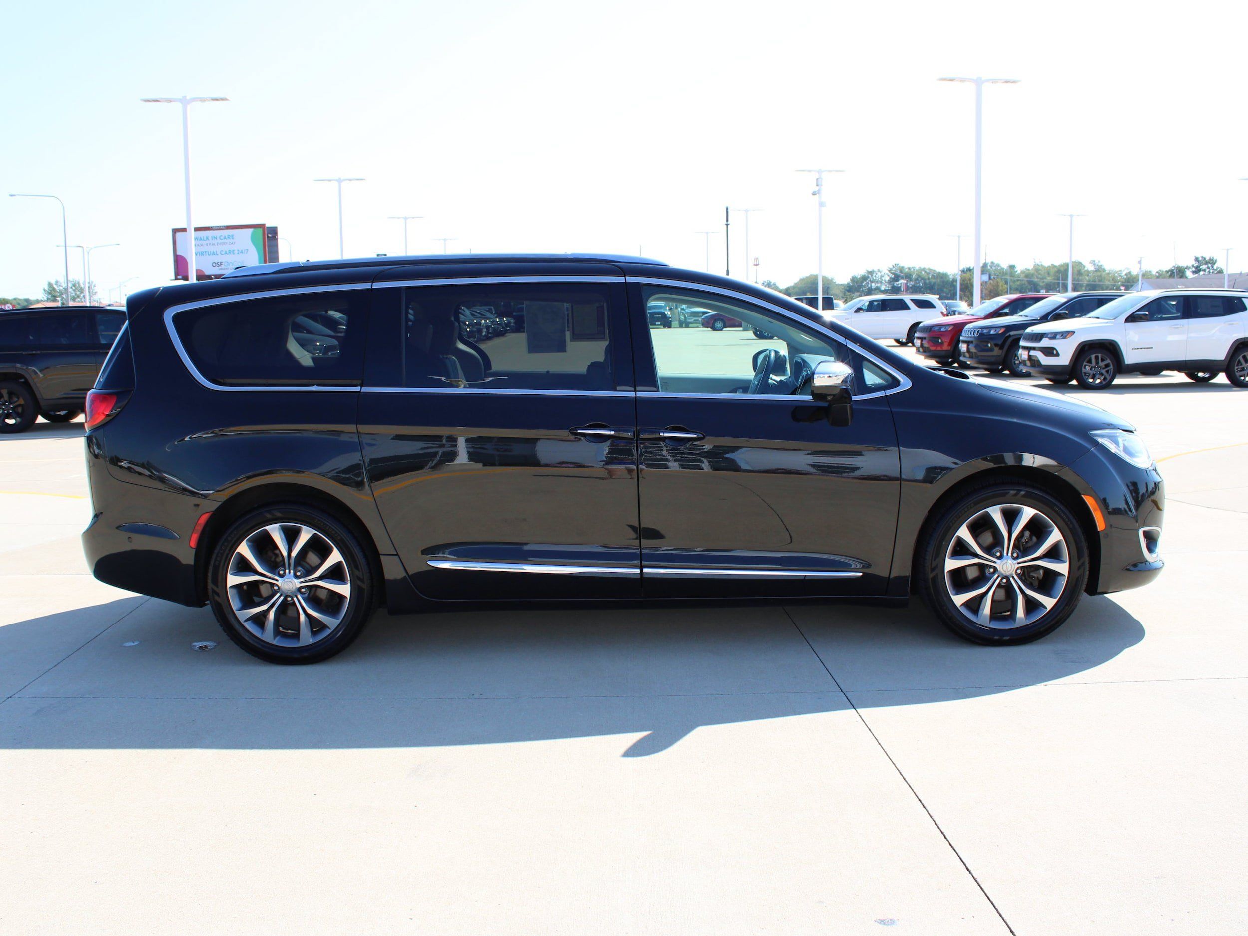 Used 2020 Chrysler Pacifica Limited w/ Tire & Wheel Group FWD image 6