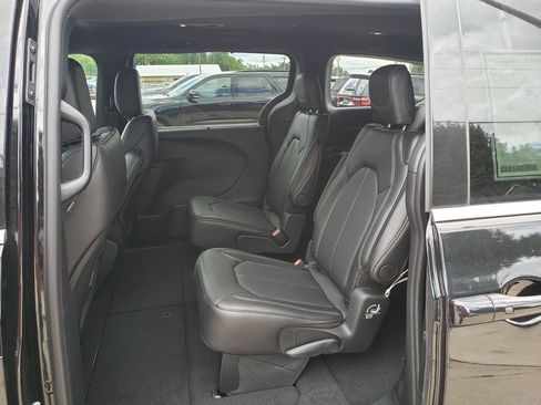 New 2026 Chrysler Pacifica Select AWD/4WD image 14