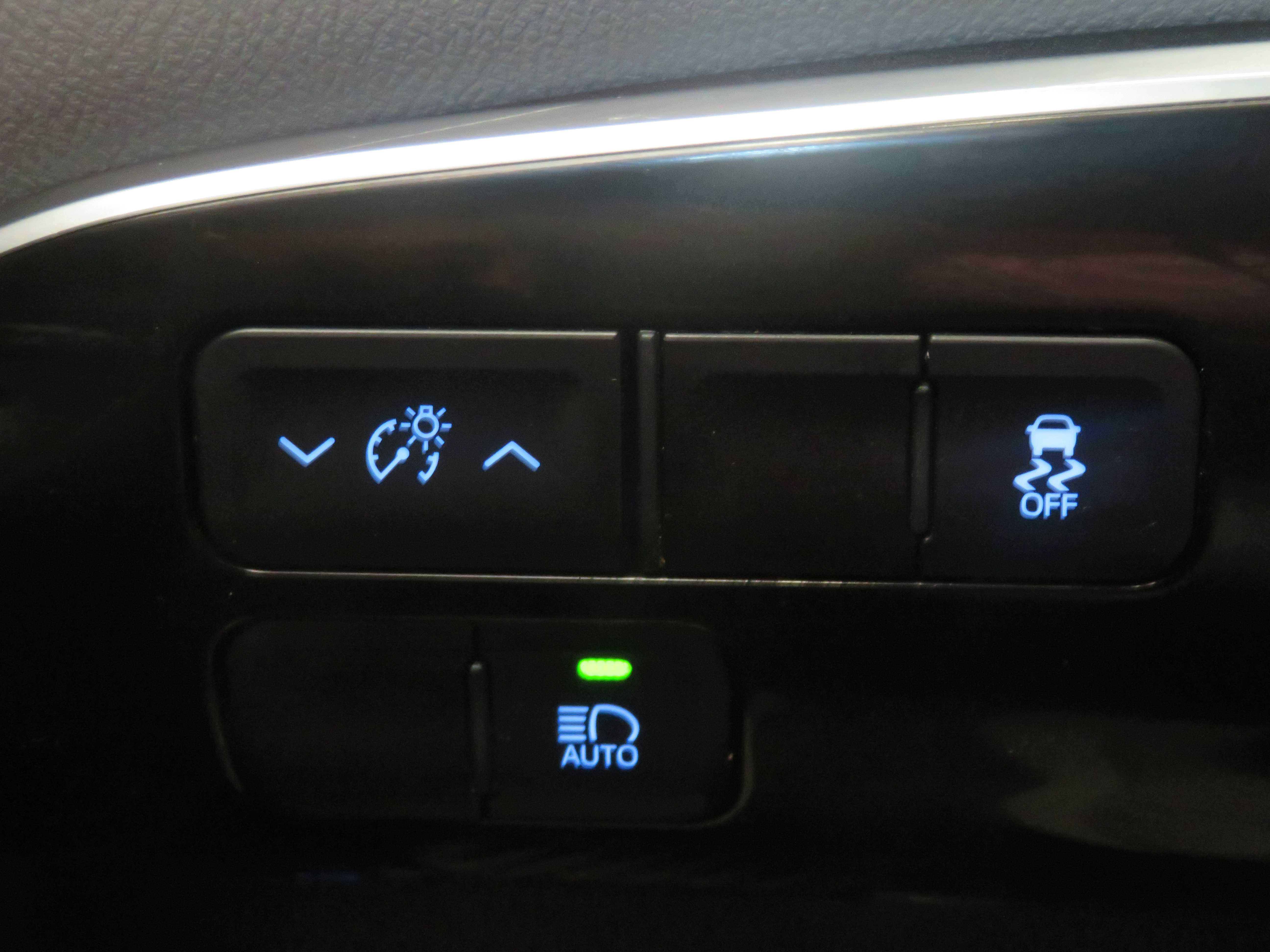 Used 2018 Toyota Prius Prime Premium FWD image 31