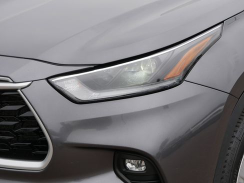 Used 2021 Toyota Highlander LE AWD/4WD image 16