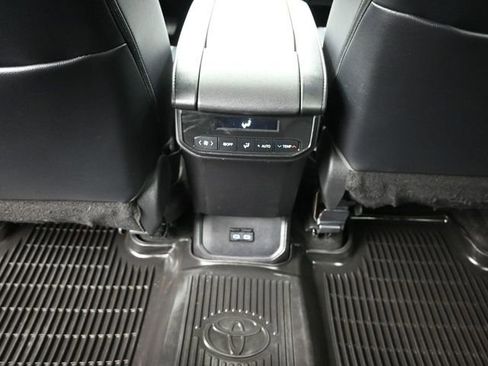 Used 2023 Toyota Highlander XLE FWD image 21