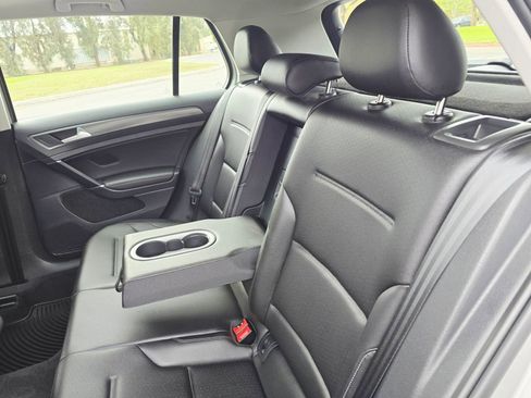 Used 2018 Volkswagen Golf SE image 38