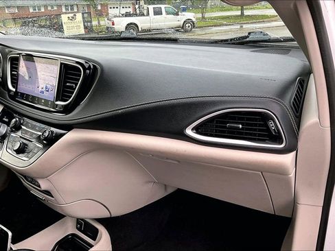 Used 2023 Chrysler Pacifica Touring-L FWD image 13