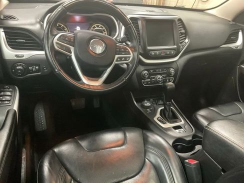 Used 2017 Jeep Cherokee Overland w/ Technology Group image 7