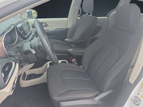 Used 2023 Chrysler Voyager LX FWD image 9