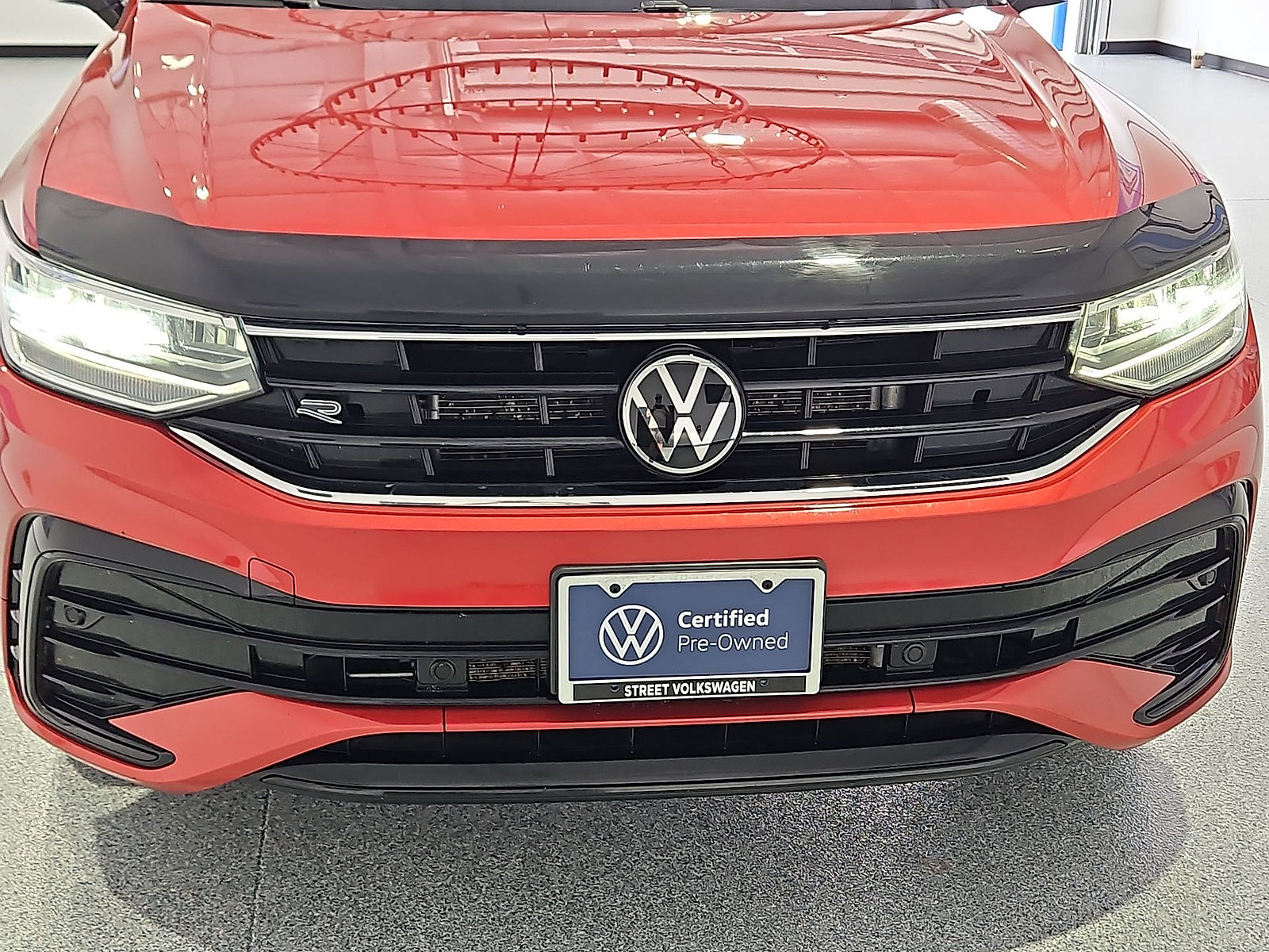 Used 2024 Volkswagen Tiguan SE R-Line AWD/4WD image 10