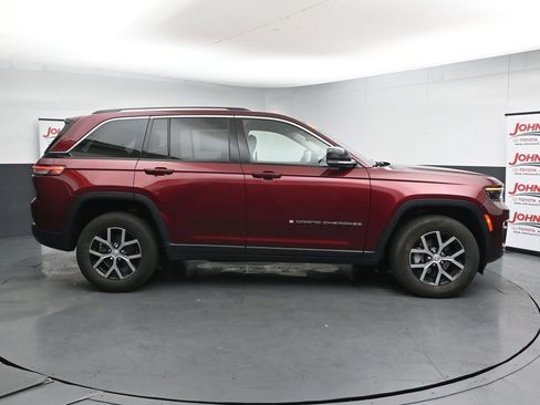 Used 2023 Jeep Grand Cherokee Limited AWD/4WD image 9