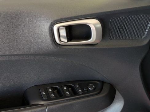 Used 2025 Hyundai Venue SEL FWD image 13