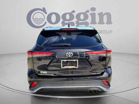 Used 2022 Toyota Highlander XSE AWD/4WD image 3