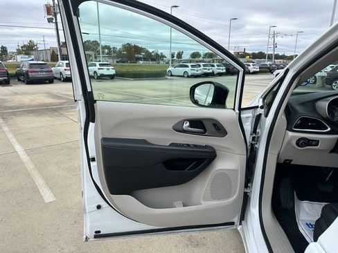 Used 2024 Chrysler Pacifica Touring-L image 7
