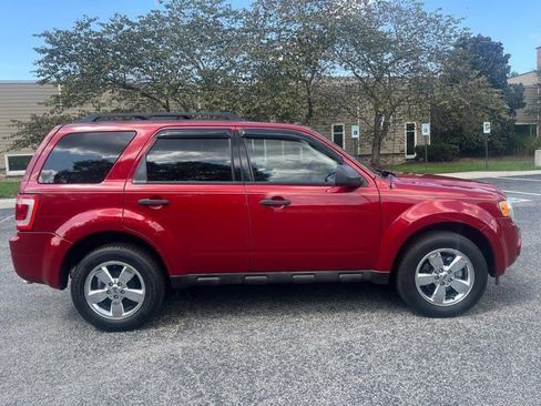 Used 2010 Ford Escape XLT image 2