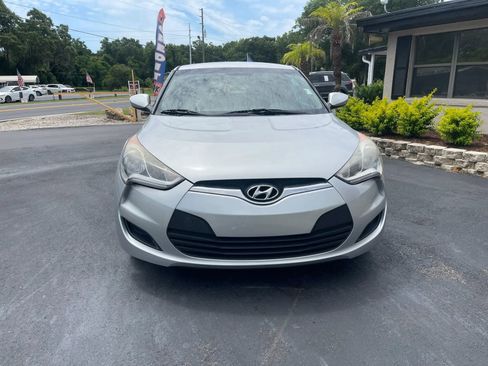 Used 2016 Hyundai Veloster FWD image 2