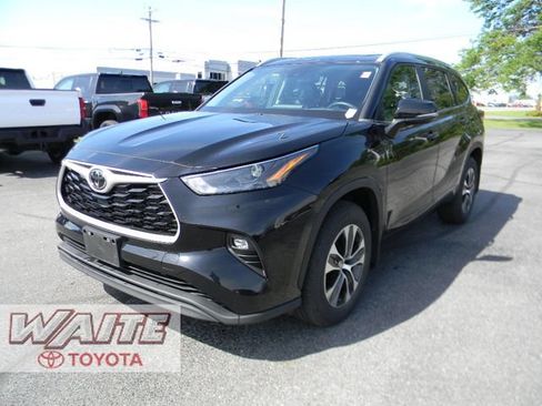 Used 2023 Toyota Highlander XLE AWD/4WD image 5