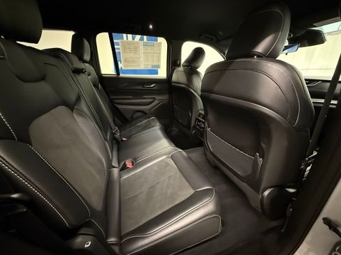 Used 2025 Jeep Grand Cherokee Altitude AWD/4WD image 6