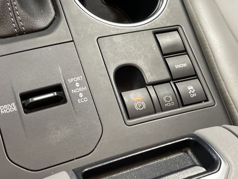 Used 2023 Toyota Highlander XLE FWD image 29