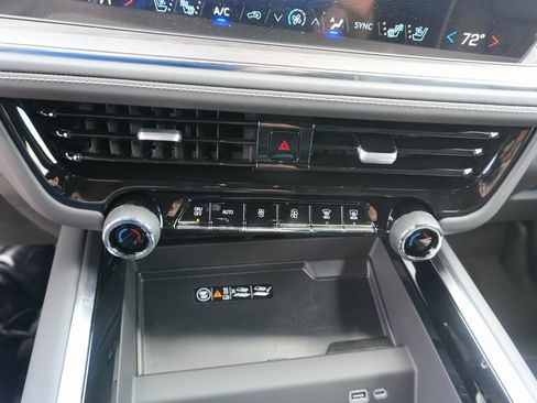 New 2025 Chevrolet Suburban Premier image 21