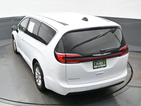 Used 2024 Chrysler Pacifica Touring-L image 36