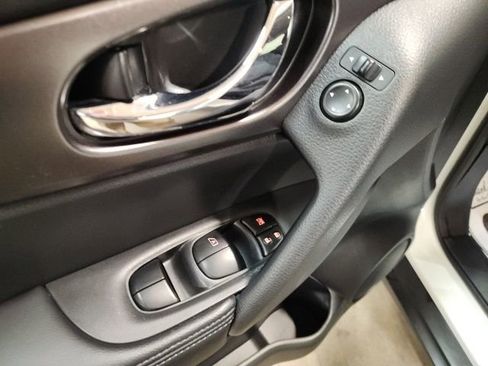 Used 2016 Nissan Rogue SV AWD/4WD image 20