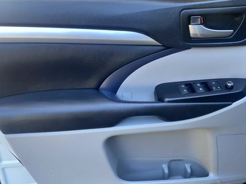 Used 2019 Toyota Highlander XLE AWD/4WD image 30