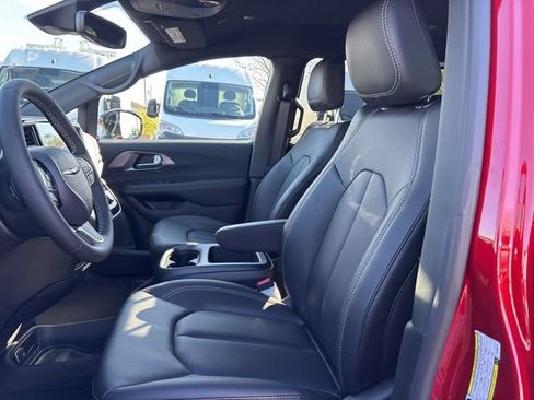 New 2026 Chrysler Pacifica Select image 15