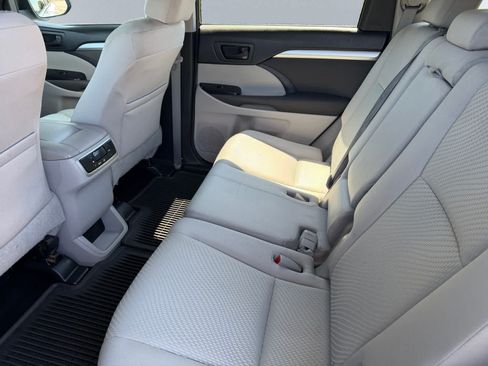 Used 2014 Toyota Highlander LE AWD/4WD image 18