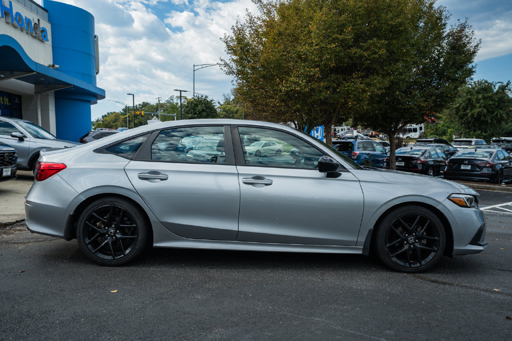 Used 2023 Honda Civic Sport image 3