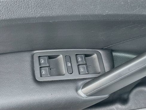 Used 2018 Volkswagen Passat 2.0T R-Line w/ R-Line Lighting Package FWD image 17