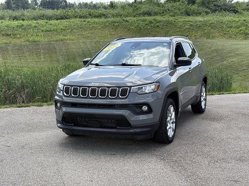 Used 2024 Jeep Compass Latitude AWD/4WD image 1