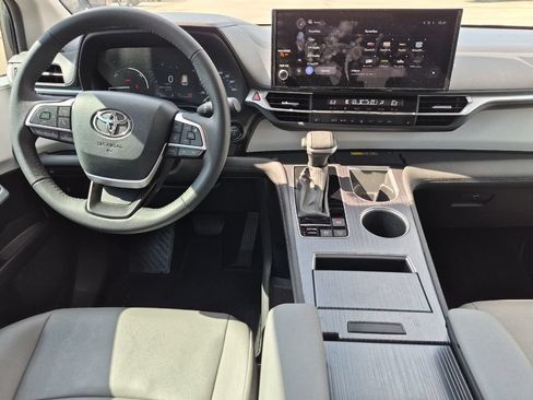 Certified 2025 Toyota Sienna XLE FWD image 13