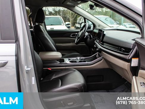 Used 2025 Kia Carnival EX image 22