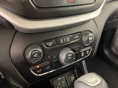 Used 2018 Jeep Cherokee Latitude Plus w/ Cold Weather Group AWD/4WD image 8