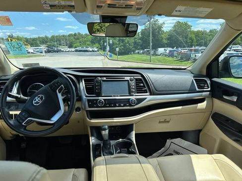 Used 2017 Toyota Highlander XLE AWD/4WD image 5