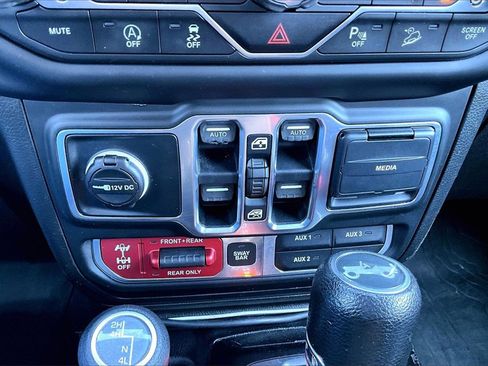 Used 2018 Jeep Wrangler Unlimited Rubicon image 32