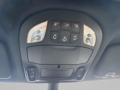Used 2025 Chrysler Pacifica Limited FWD image 39