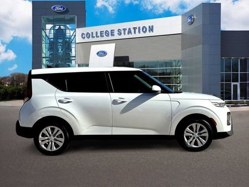 Used 2022 Kia Soul LX image 5