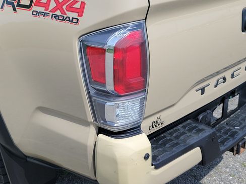 Used 2020 Toyota Tacoma TRD Off-Road w/ Technology Package AWD/4WD image 11